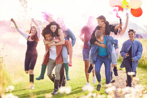 Grupp Vänner Tillbaka Till Tältet Efter Utomhus Musikfestival Med Ballonger — Stockfoto