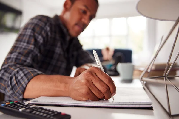 Twee Mannelijke Studenten Het Gedeelde Huis Slaapkamer Studeren Samen — Stockfoto