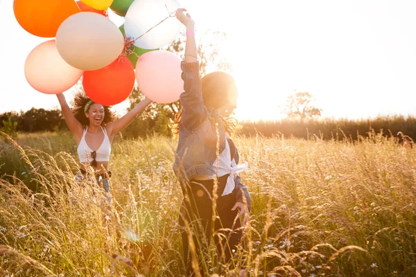 Müzik Festivali Nde Kamp Yapan Iki Bayan Balonla Parlayan Güneşe — Stok fotoğraf