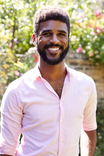 Retrato Del Hombre Sonriente Casa Jardín Contra Sol Abrasador — Foto de Stock