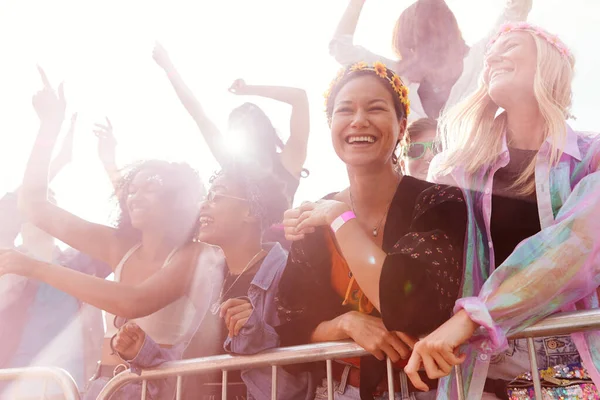 Bariyerin Arkasındaki Renkli Dumanlı Seyirciler Dans Ediyor Açık Hava Festivalinde — Stok fotoğraf