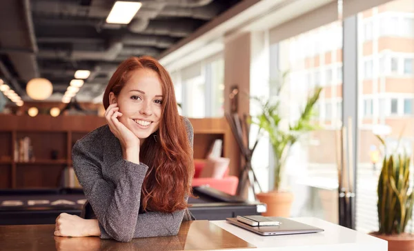 Retrato Una Joven Empresaria Vestida Casualmente Que Trabaja Escritorio Lugar —  Fotos de Stock