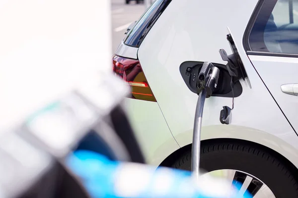 Close Power Cable Charging Electric Car Outdoors Supermarket Car Park — Stock Photo, Image