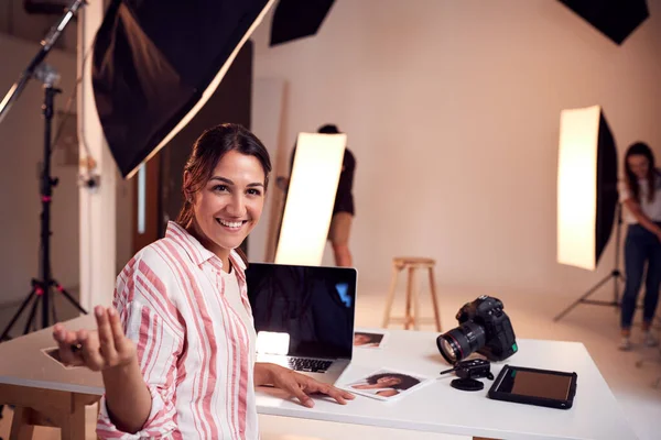 Portrait De Photographe Féminine Professionnelle Travaillant Dans Le Studio W — Photo