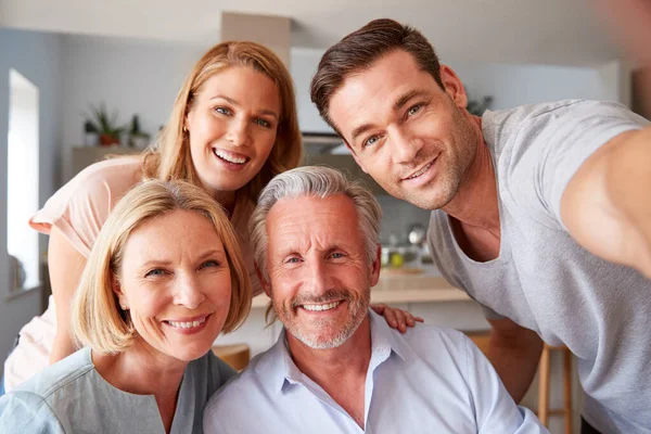 Pais Seniores Com Descendência Adulta Posando Para Selfie Casa — Fotografia de Stock