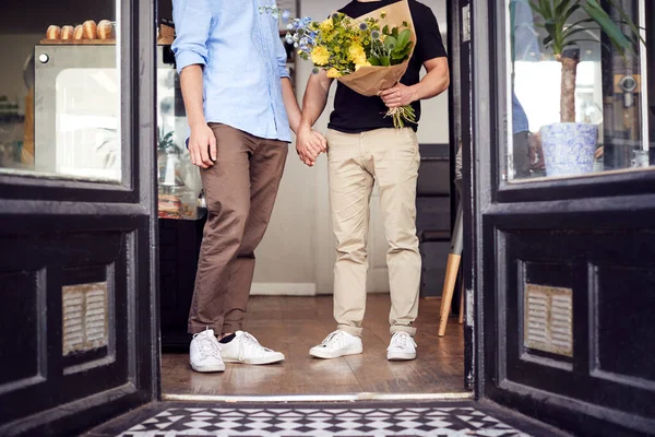 Close Amor Masculino Gay Casal Segurando Mãos Saindo Floristas Segurando — Fotografia de Stock