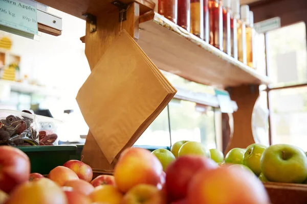 Sacos Papel Pendurados Sobre Frutas Produtos Exibidos Loja Fazenda Orgânica — Fotografia de Stock