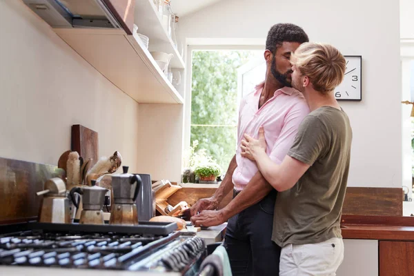 Älskade Manliga Homosexuella Par Hemma Köket Gör Frukost Tillsammans — Stockfoto