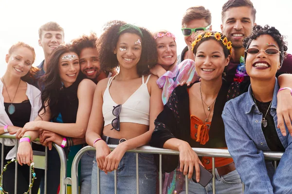 Portrait Young Friends Audience Barrier Outdoor Music Festival — Stock Photo, Image