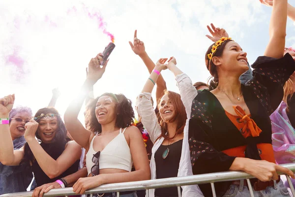 Bariyerin Arkasındaki Dumanlı Izleyiciler Dans Ediyor Açık Hava Festivalinde Şarkı — Stok fotoğraf