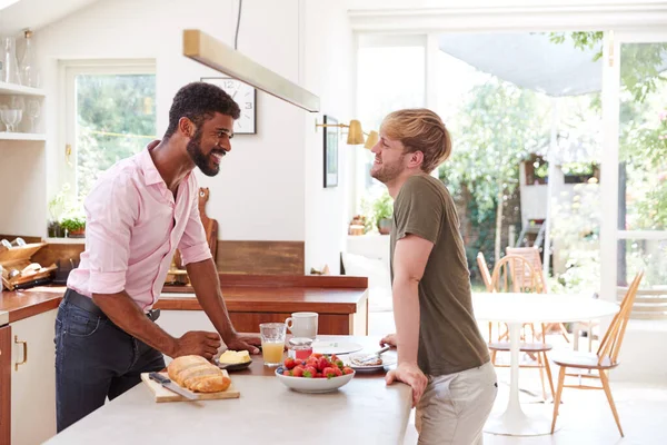 Hombre Gay Pareja Casa Cocina Haciendo Desayuno Juntos — Foto de Stock