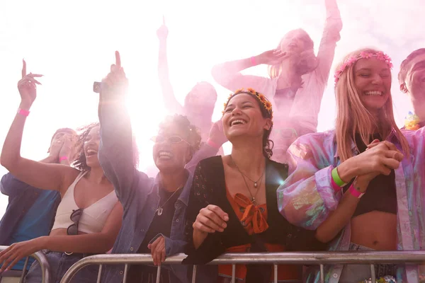 Audience Colored Smoke Barrier Dancing Singing Outdoor Festival Enjoying Music — ストック写真