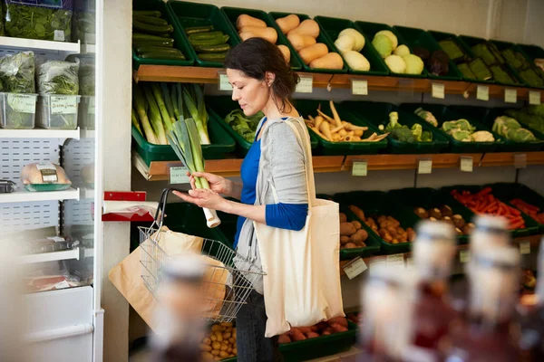 Female Customer Shopping Basket Buying Fresh Leeks Organic Farm Shop — Stock Photo, Image
