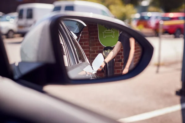 Man Charging Electric Vehicle Reflected Car Side Mirror — Stock Photo, Image