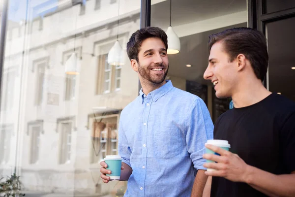 Männlich homosexuell pärchen auf datum kommen aus café zusammen — Stockfoto