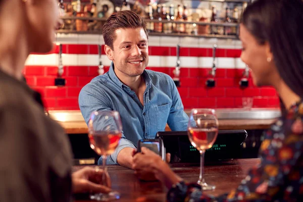 Kvinnan Betalar Barman För Drinkar Bar Efter Jobbet Använda Kontaktlöst — Stockfoto