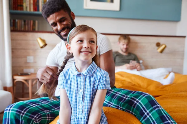 Zelfde Geslacht Man Paar Thuis Krijgen Dochter Klaar Voor School — Stockfoto