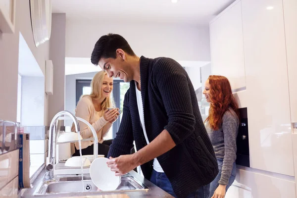 Group College Student Friends Shared House Kitchen Washing Hanging Out — Stock Photo, Image