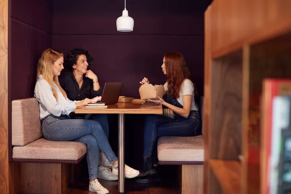 Group Young Businesswomen Sitting Table Modern Workspace Having Working Lunch — Stock Photo, Image