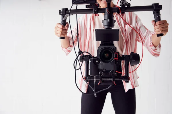 Kobiecy wideograf z kamerą wideo na statywie Cam Rig — Zdjęcie stockowe