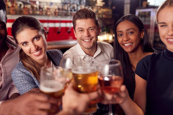 女朋友在酒吧喝酒时互相敬酒的观点 — 图库照片