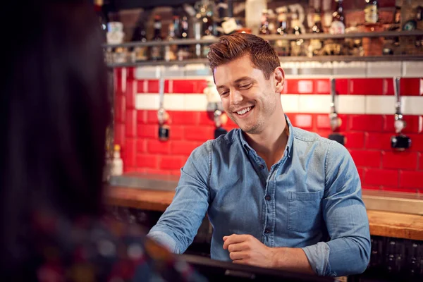 Man Bar Tender Staande Achter Balie Serveren Van Drankjes Aan — Stockfoto