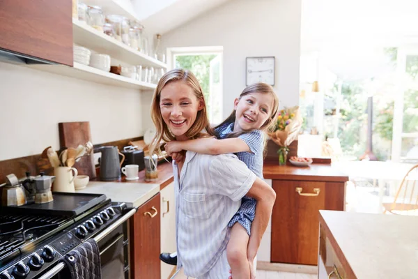 Mutter Gibt Lächelnde Tochter Huckepack Küche Hause — Stockfoto
