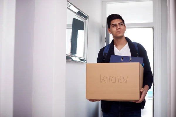 Männliche College Studentin Trägt Kiste Bei Einzug Unterkunft — Stockfoto