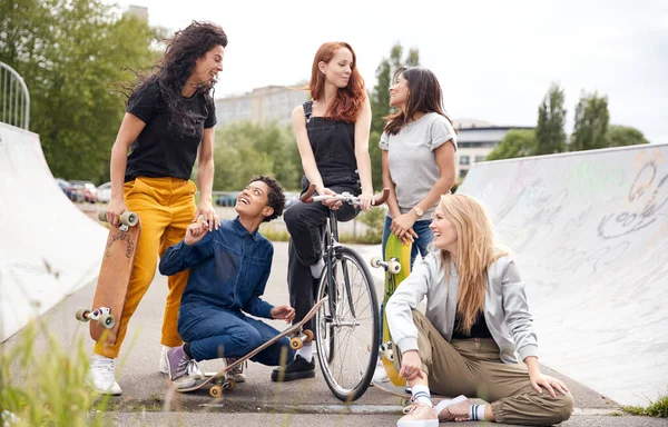 Porträt Von Freundinnen Mit Skateboards Und Fahrrad Städtischen Skatepark — Stockfoto