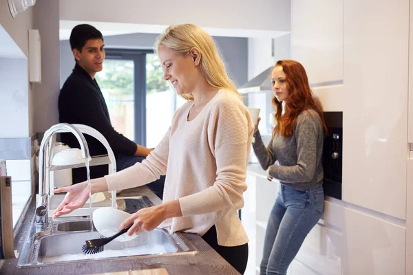 Grupp College Student Vänner Gemensamt Hus Kök Tvätta Upp Och — Stockfoto