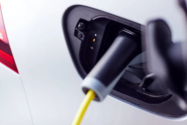 Närbild Power Cable Charging Miljövänlig Noll Utsläpp Elbil Garage — Stockfoto
