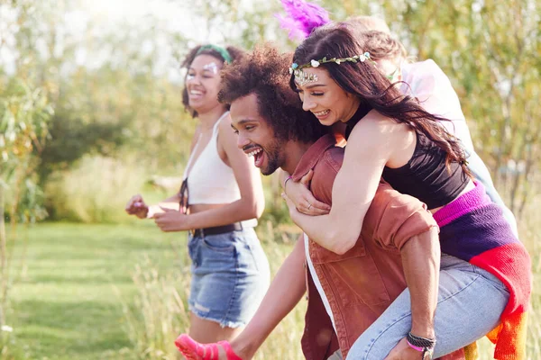 Grupo Amigos Caminando Vuelta Tienda Después Del Festival Música Aire — Foto de Stock