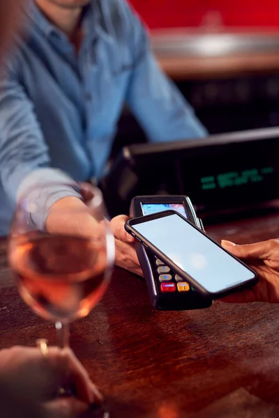 Primer Plano Mujer Que Paga Por Las Bebidas Bar Usando — Foto de Stock