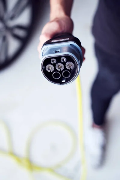 Primer Plano Del Cable Alimentación Mano Para Coche Eléctrico Respetuoso —  Fotos de Stock