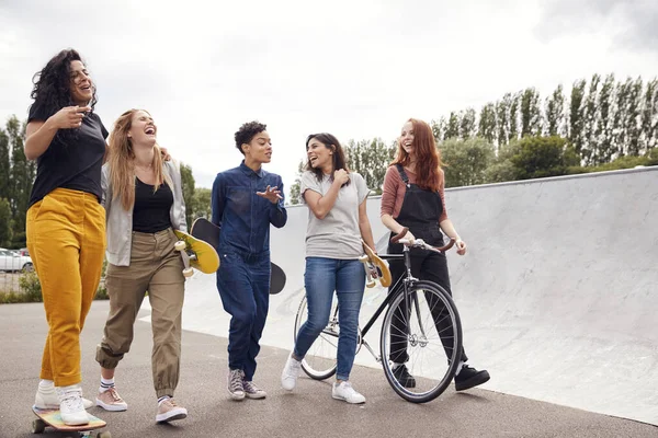 Amici Femminili Con Skateboard Bici Piedi Attraverso Urban Skate Park — Foto Stock