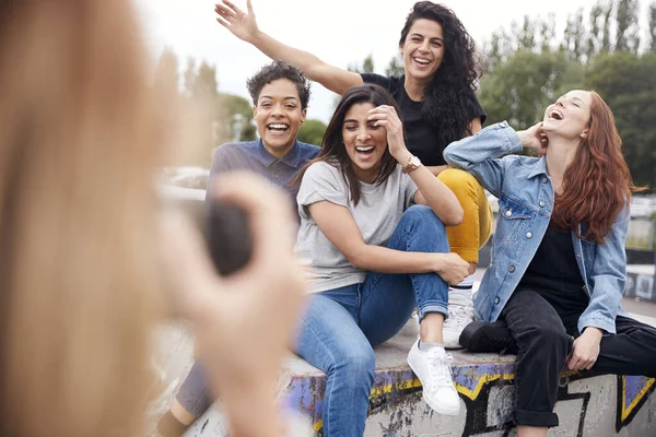 Group Female Friends Posing Selfie Mobile Phone Urban Skate Park — ストック写真