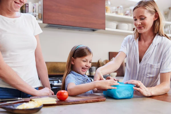 Couple Même Sexe Féminin Avec Fille Préparant Boîte Lunch École — Photo