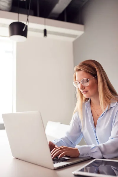 Casualmente Vestida Jovem Empresária Trabalhando Laptop Sala Reuniões Moderna — Fotografia de Stock