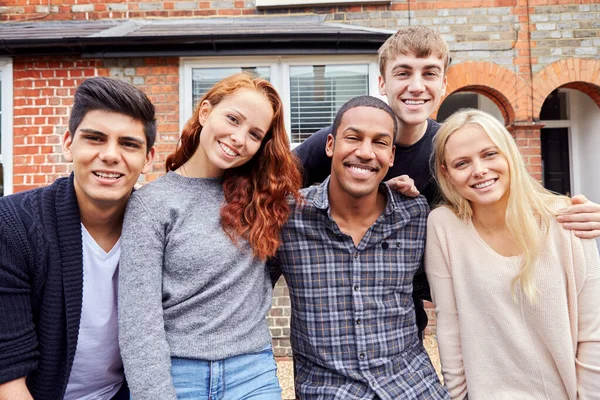 Portret Van Groep Van Lachende Studenten Buiten Gehuurd Gedeeld Huis — Stockfoto