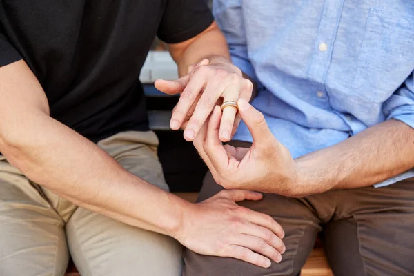 Κοντινό Πλάνο Του Ανθρώπου Που Προτείνει Αρσενικό Σύντροφο Δαχτυλίδι — Φωτογραφία Αρχείου
