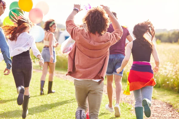 Achteraanzicht Van Groep Vrienden Die Met Ballonnen Terug Naar Tent — Stockfoto