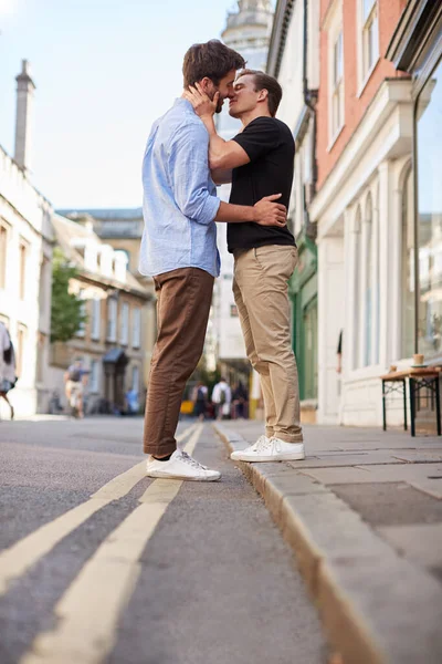 Любовная гей-пара целуется на улице в городе — стоковое фото