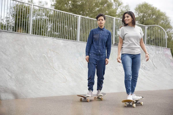 Jeune Femme Chevauchant Sur Skateboard Dans Urban Skate Park — Photo