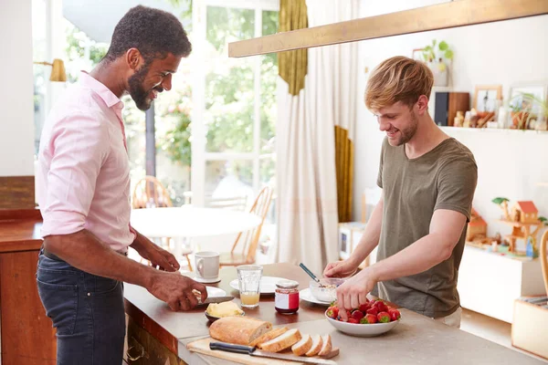Man Homosexuella Par Hemma Köket Gör Frukost Tillsammans — Stockfoto