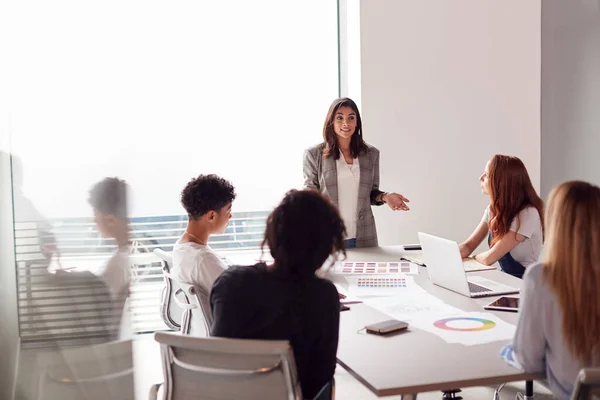 Female Boss Gives Presentation Team Young Businesswomen Meeting Table Modern — ストック写真