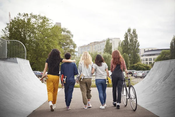 Rear View Female Friends Skateboards Bike Walking Urban Skate Park — Stock Photo, Image