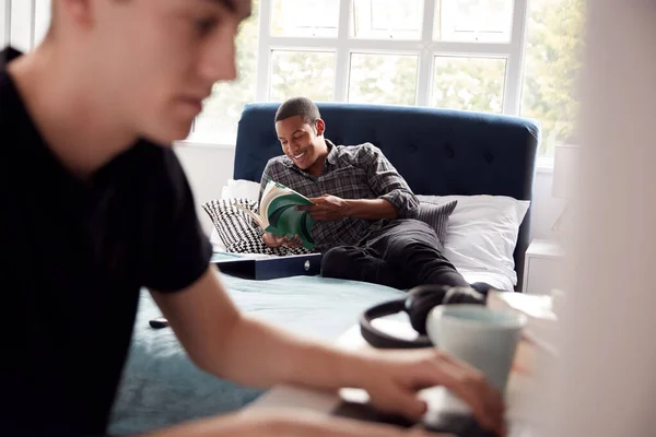 Twee Mannelijke Studenten Het Gedeelde Huis Slaapkamer Studeren Samen — Stockfoto