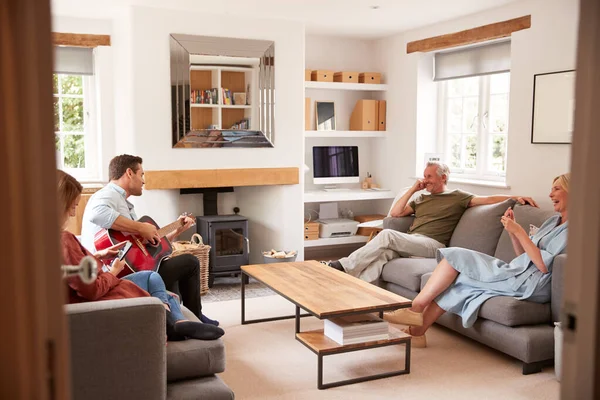 Gezin Met Oudere Ouders Volwassen Nakomelingen Ontspannen Lounge Thuis Samen — Stockfoto