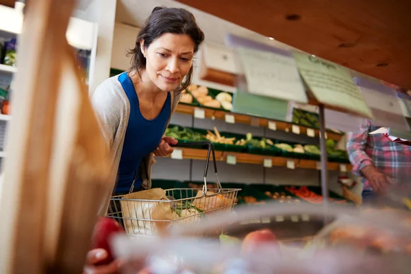 Női Vásárló Bevásárlókosárral Friss Almákat Vásárol Biogazdaságban — Stock Fotó