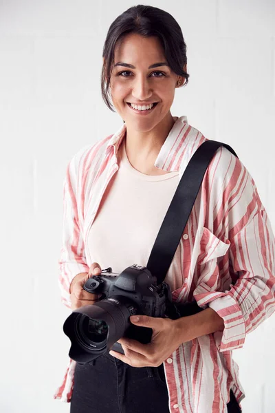 Portrait De Femme Souriante Photographe Avec Caméra Contre Whit — Photo
